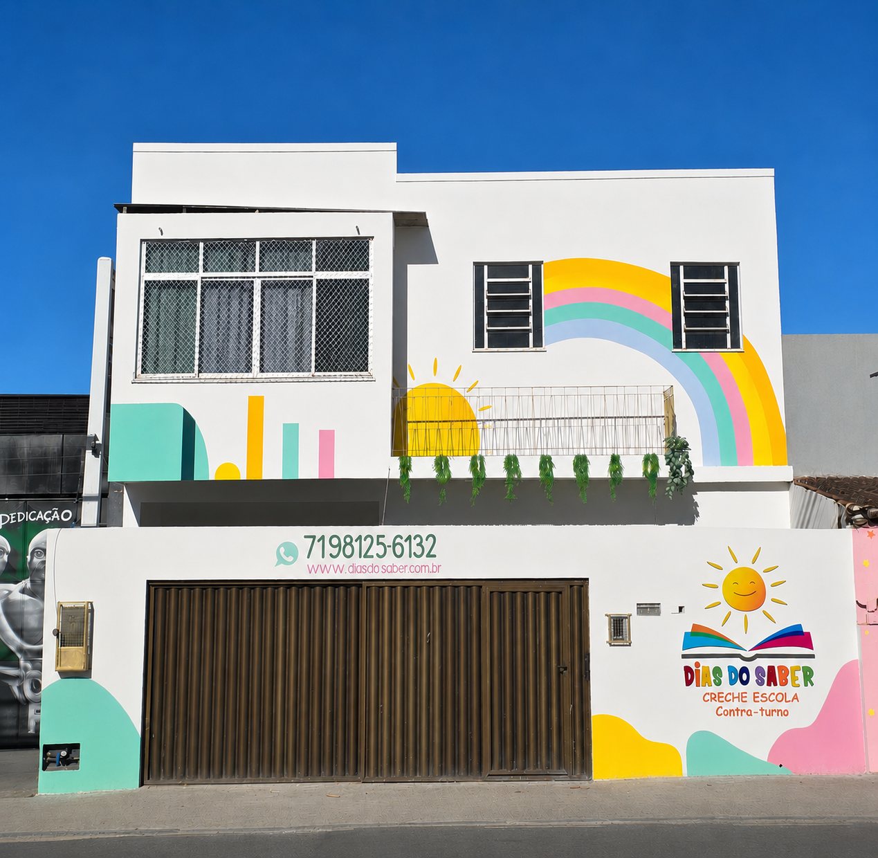 Fachada da unidade Cabula da Dias do Saber, com o sol e o arco-íris da marca pintados no muro