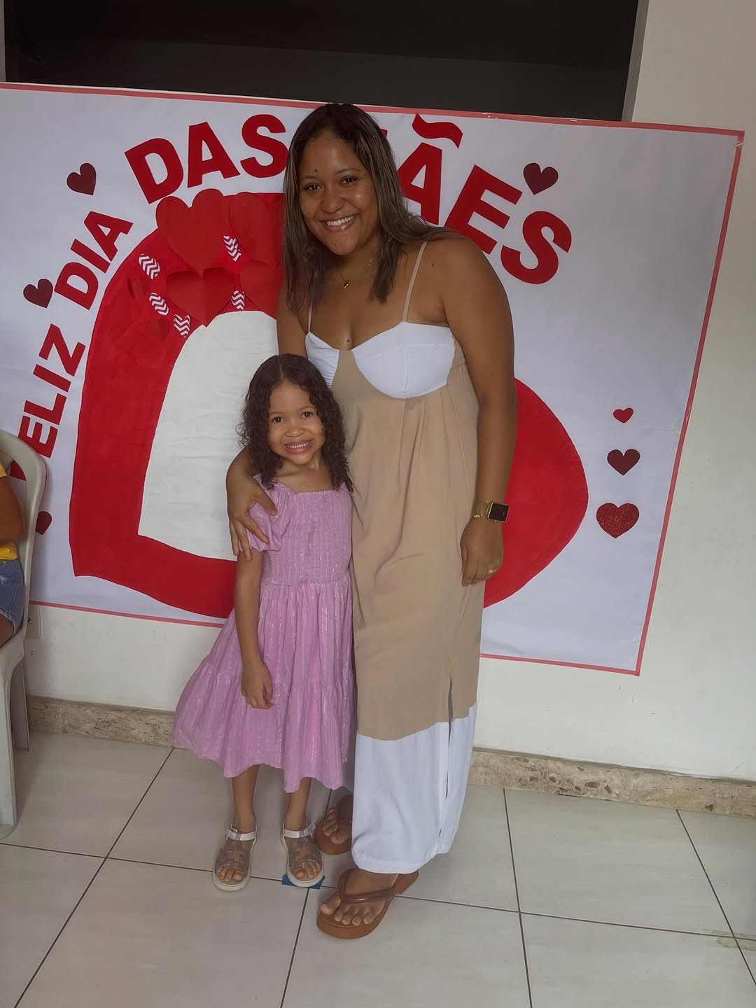 Mãe e filha colorindo na Dias do Saber