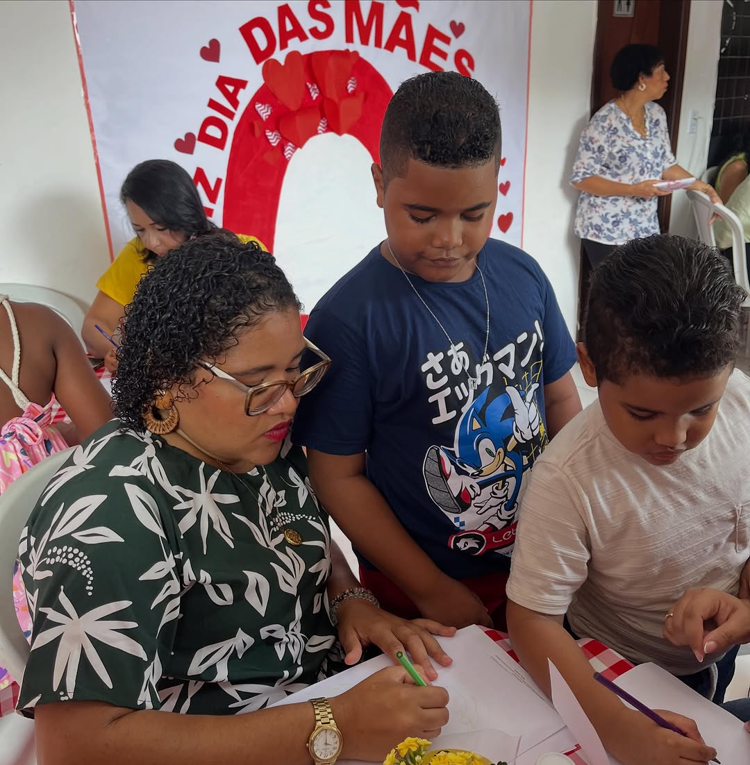 Educadora e duas crianças em atividade na escola