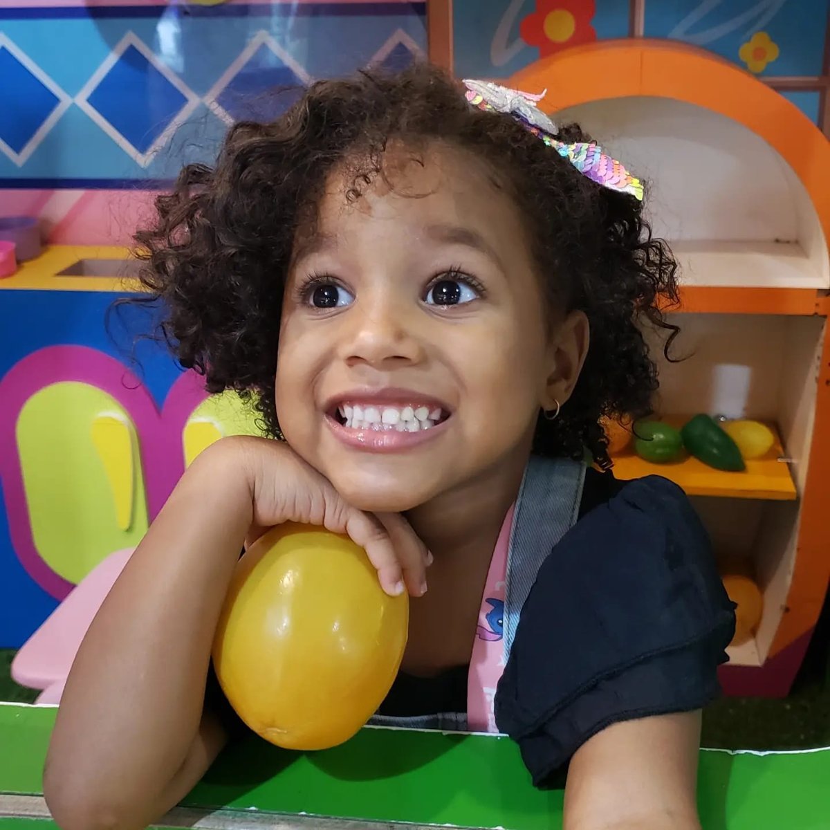 Criança sorrindo em atividade lúdica do contraturno da Dias do Saber