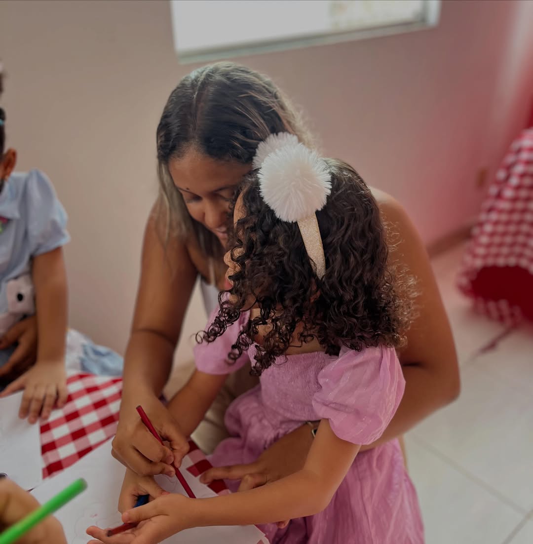 Educadora da Dias do Saber em atividade com uma criança