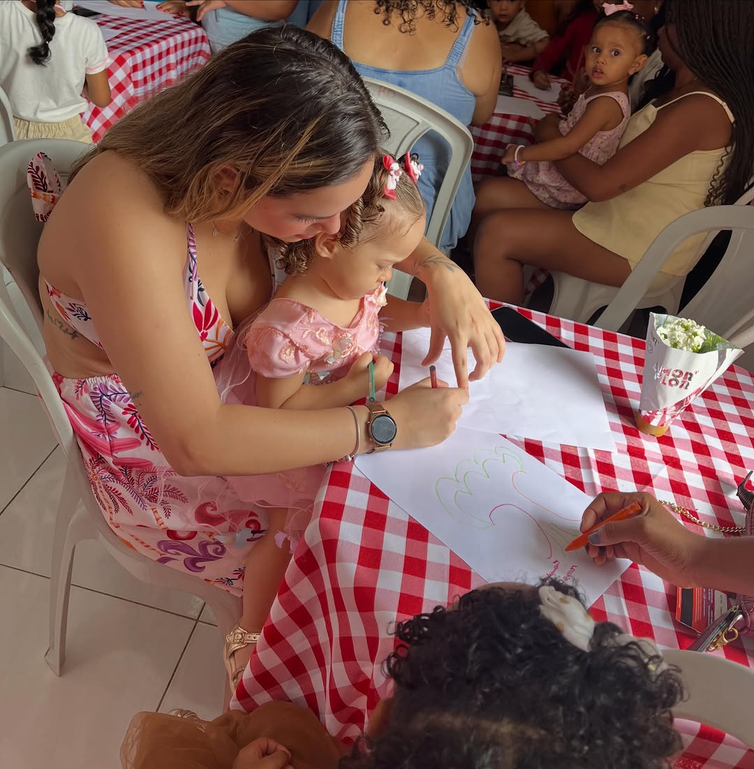 Mãe e filha em atividade na Dias do Saber